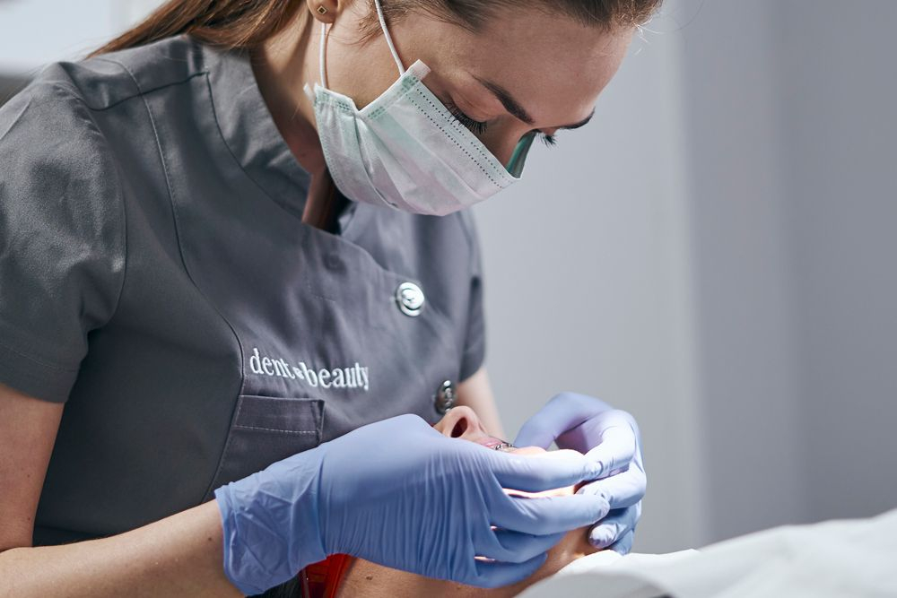 Dentystka przeglądająca zęby
